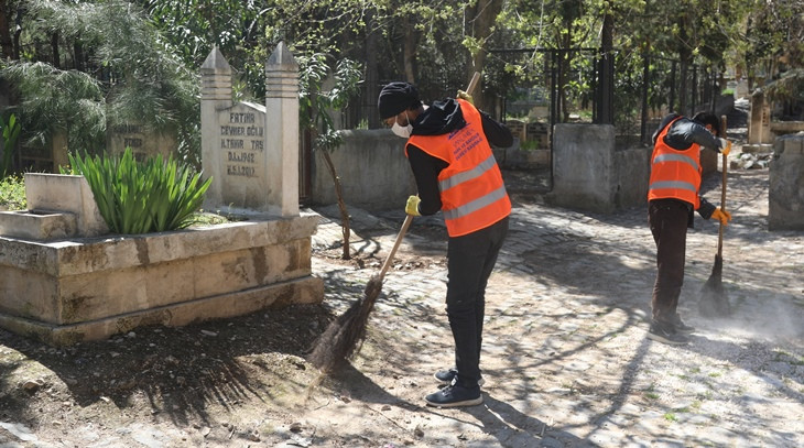 Mezarlıklarda Ramazan mesaisi