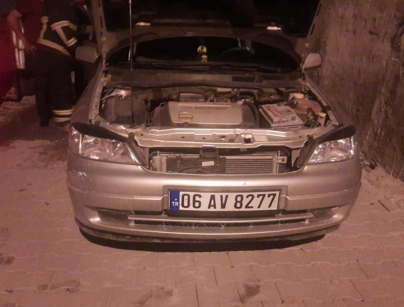 Akçakale’de otomobil alevlere teslim oldu