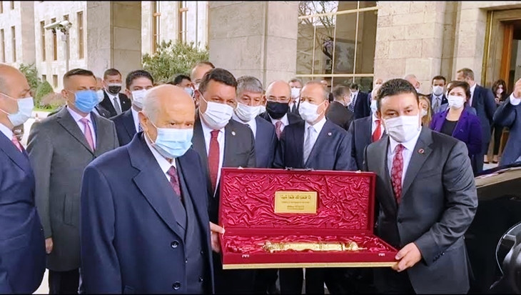 İlçe Belediye Başkanından Devlet Bahçeli’ye hediye