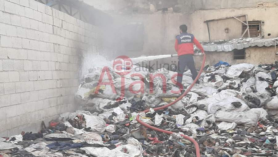 Akçakale'de depo yangını paniğe neden oldu