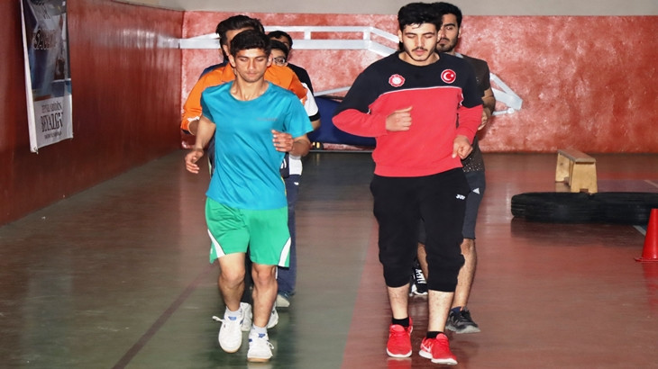 Ücretsiz salonlarda hayallerinin peşinden koşuyorlar