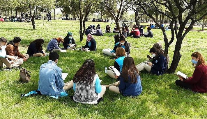 Öğrenciler ile birlikte mesire alanında kitap okudu