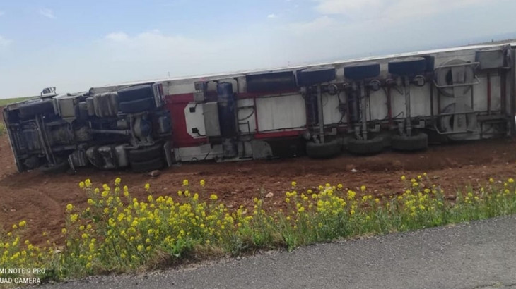 Urfa'da trafik kazası: Tır şarampole uçtu