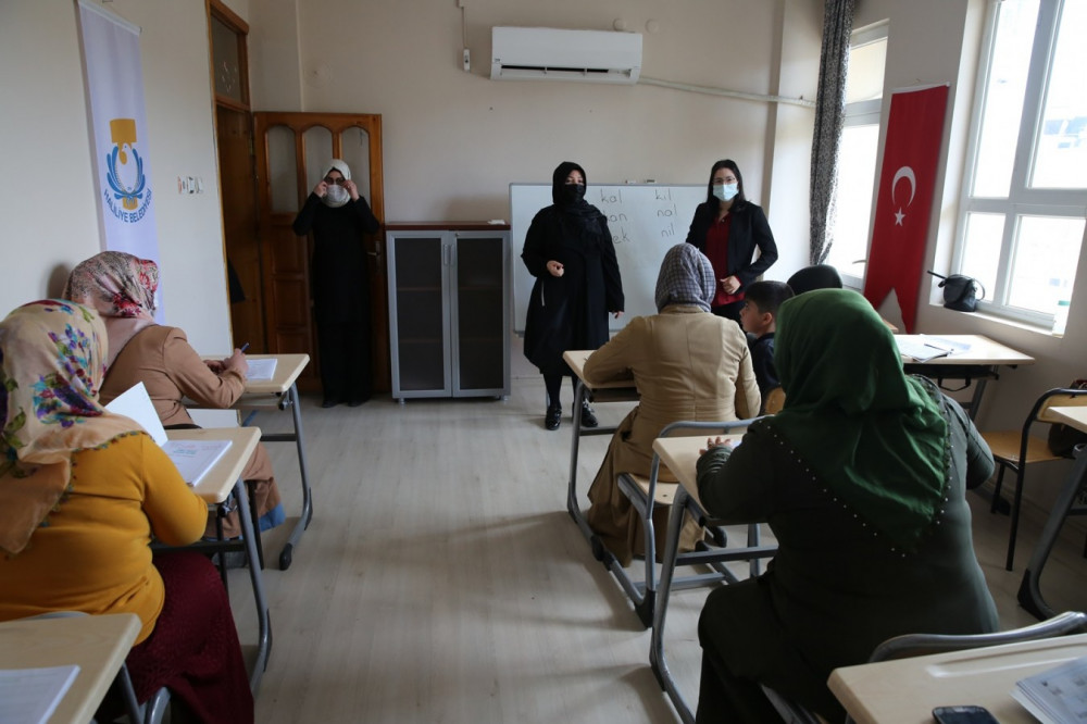 Şanlıurfa’da yetişkin kadınlara okuma-yazma kursu