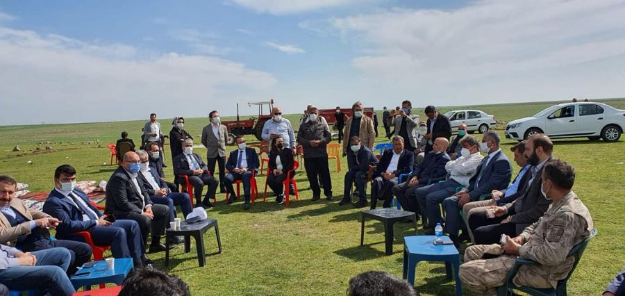 Hilvan'da arazi toplulaştırması tamamlanan köylüler tapularını törenle aldı