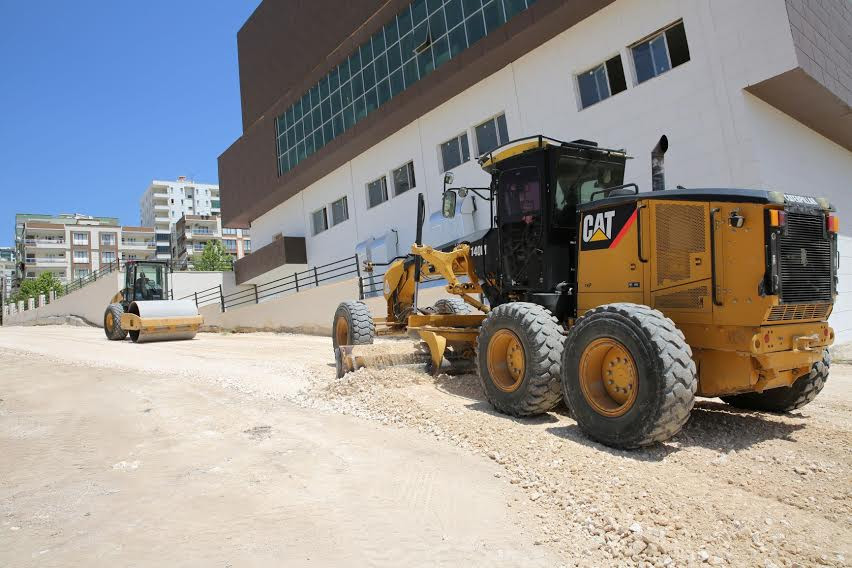 Şanlıurfa'nın Karaköprü İlçesinde yol yapım çalışması