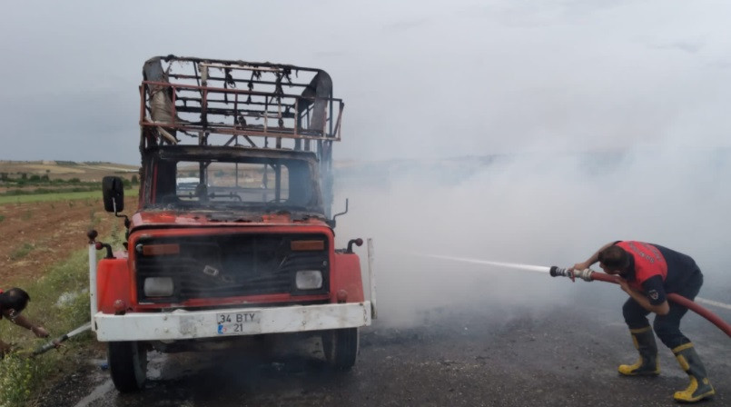 Şanlıurfa'da hareket halindeki kamyonet alev aldı
