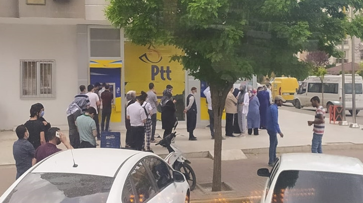 Tam Kapanmada PTT kuyrukları uzadıkça uzadı