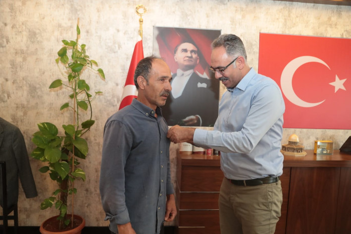 Temizlik işçisi altınla ödüllendirildi