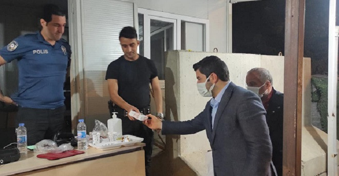 Eyyüpoğlu, kandillerini kutlayarak tatlı ikram etti