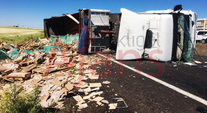 Siverek'te seyir halindeki TIR devrildi: Yaralılar var