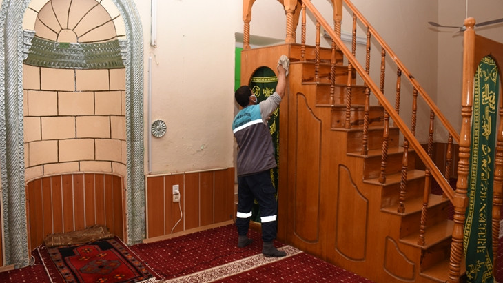 Hilvan’da camiler bayrama hazır hale getirildi