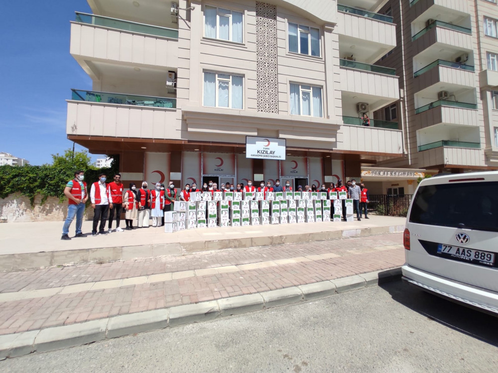 Karaköprü Kızılay’dan 80 aileye gıda kolisi
