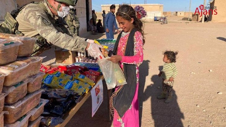 Mehmetçik sınırda ihtiyaç sahiplerinin yardımına koşuyor