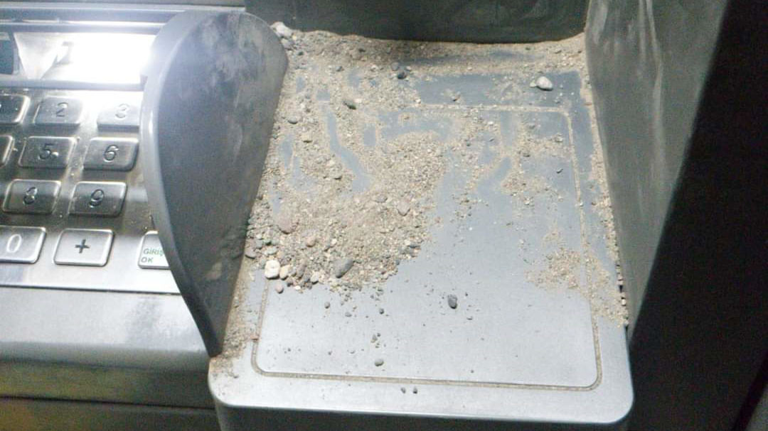 Viranşehir'de PTT ATM'sine zarar verdiler