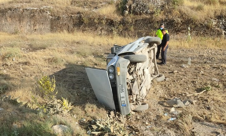 Şanlıurfa’da otomobil yoldan çıktı: Yaralılar var