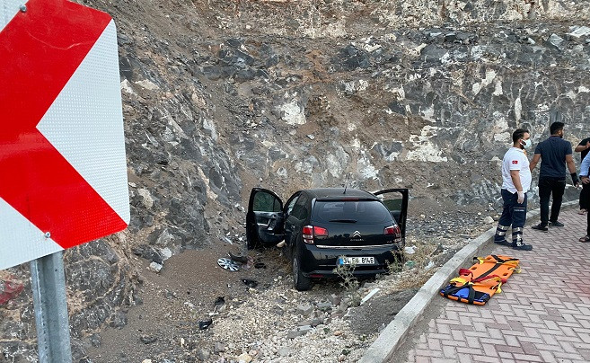 Şanlıurfa’da kadın sürücü kazada can verdi