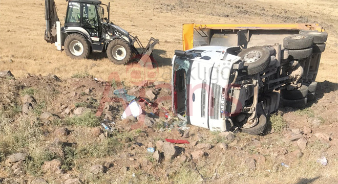 Şanlıurfa’da seyir halindeki kamyon şarampole yuvarlandı