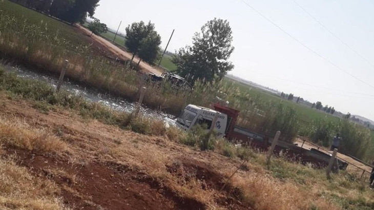 Buğday yüklü kamyon kanala uçtu