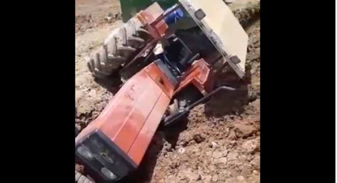 Suruç'ta traktör kazası: Sürücüyle birlikte drenaja düştü