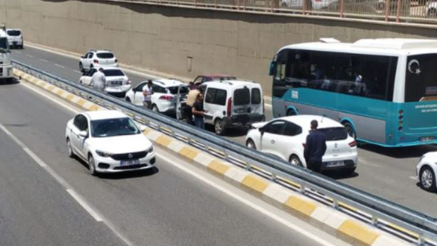Şanlıurfa'da zincirleme kaza: 4 araç birbirine girdi