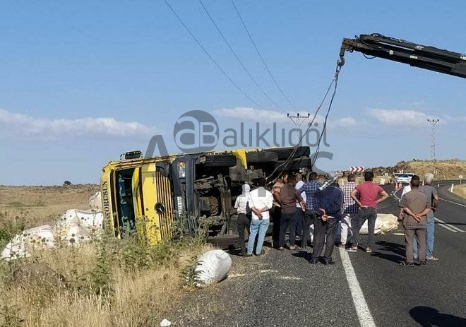 Saman yüklü kamyon şarampole devrildi