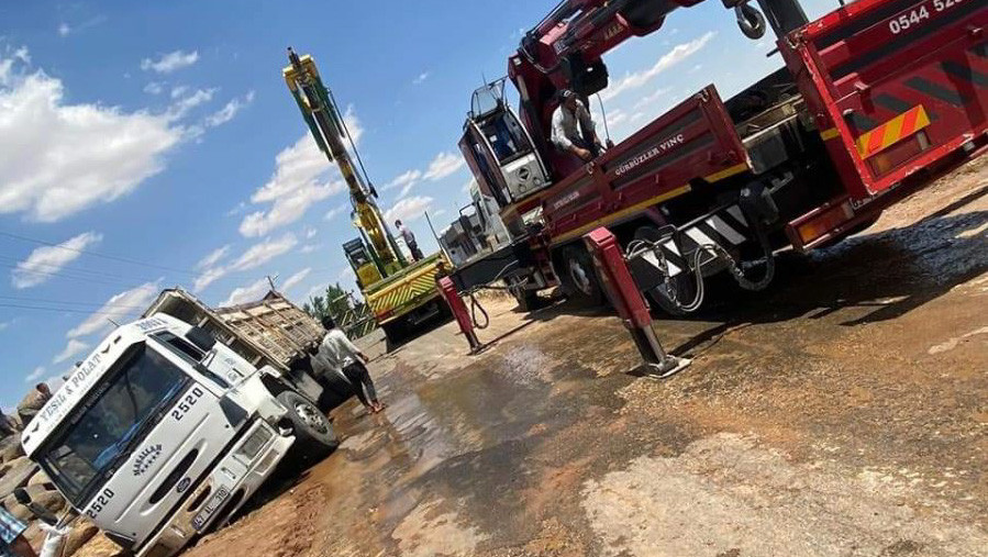 Urfa'da bozuk yol kazaya neden oldu