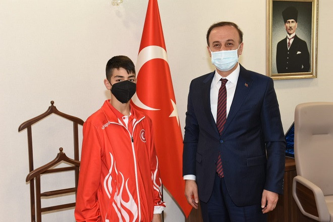Vali Erin genç şampiyon Turan’ı ağırladı