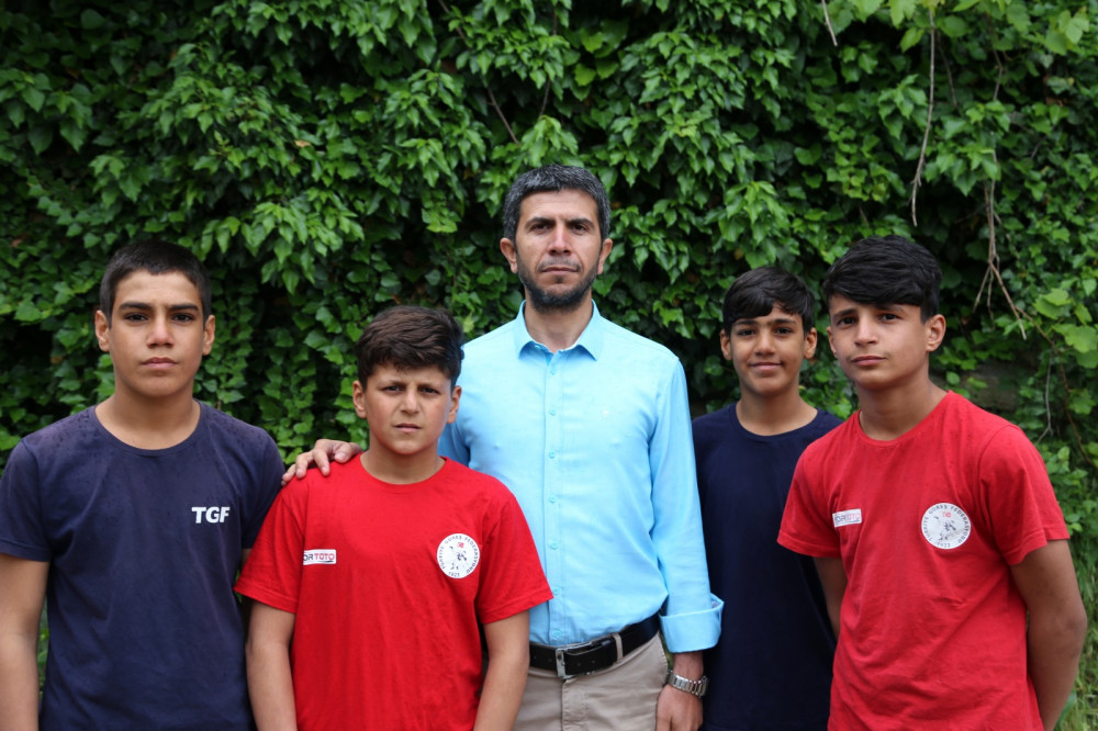 Özaslan mevsimlik tarım işçisi sporcuları ziyaret etti