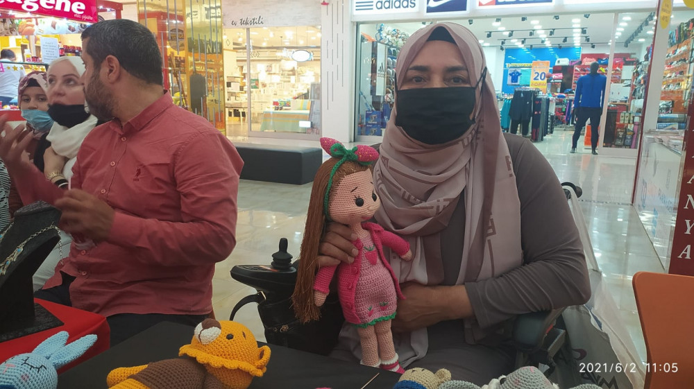 Yaptığı bebekler ile serginin gözdesi oldu