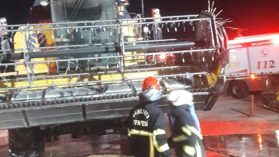 Urfa'da yanan biçerdöver söndürüldü