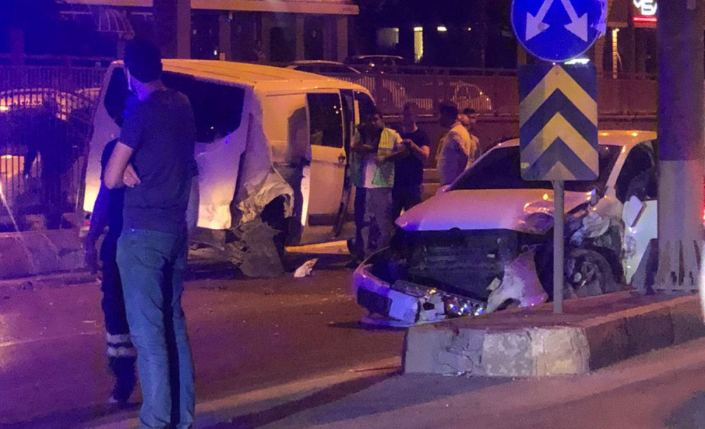 Uçaksavar kavşağında kaza: Yaralılar var