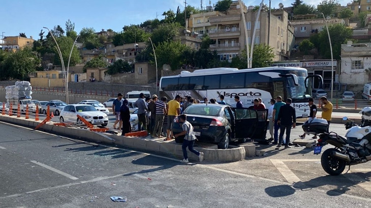 Şanlıurfa'da feci kaza: Araç refüje çıktı