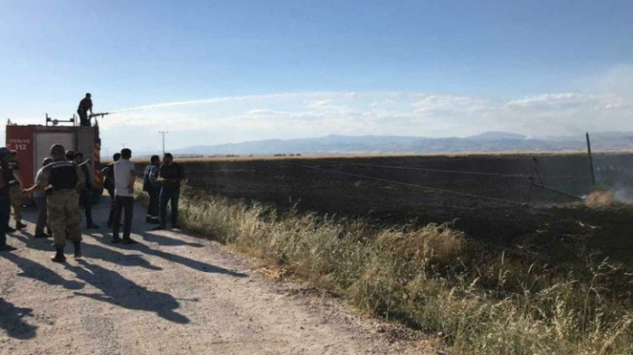 Siverek'te tarla yangını: Çiftçi çaresizce izledi
