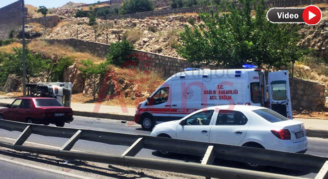 Akabe yolunda bariyerlere çarpan araç devrildi