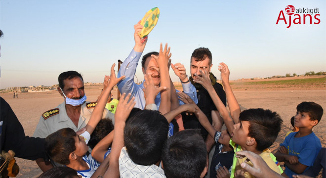 Vali Erin Telabyad’ta çocuklara futbol topu hediye etti