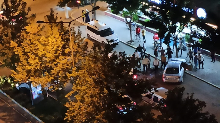 Urfa'da ilginç kaza: Biri refüje biri kaldırıma çıktı