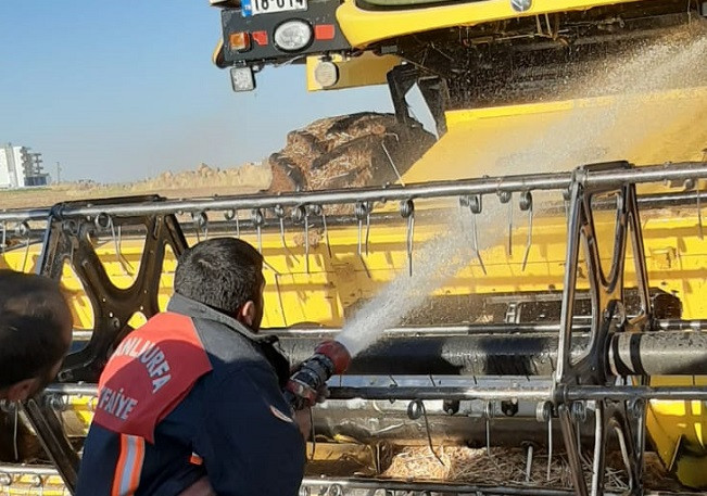 Şanlıurfa’da biçerdöver alev aldı!