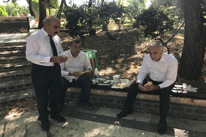 Vekil ve il başkanından parkta yemek molası