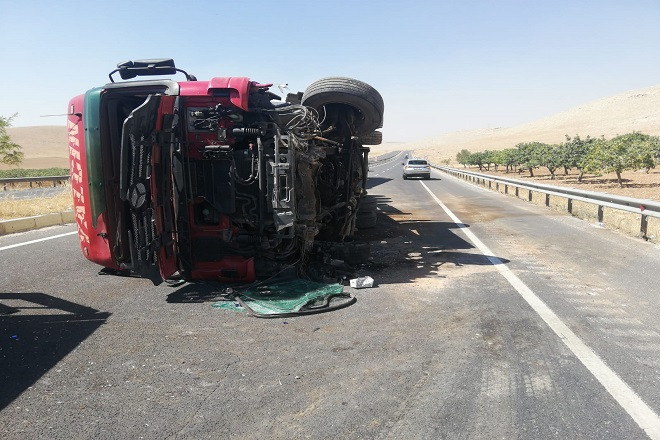 Şanlıurfa’da saman yüklü TIR devrildi: Yaralı var