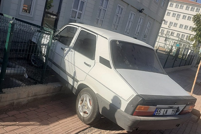 Faciadan dönüldü! Otomobil okula daldı