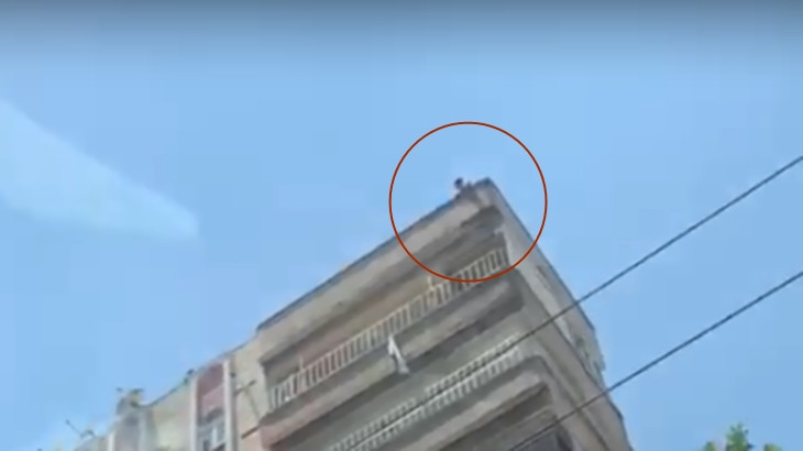 Patrona kızdı: Soluğu çatıda aldı