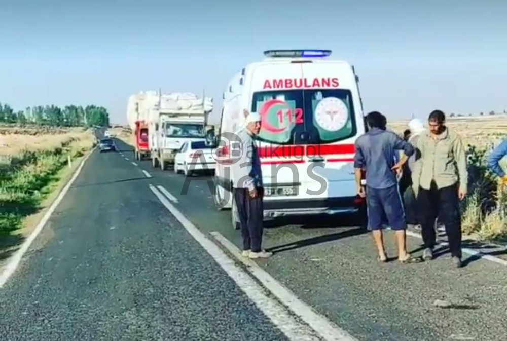 Siverek'te saman yüklü tır devrildi