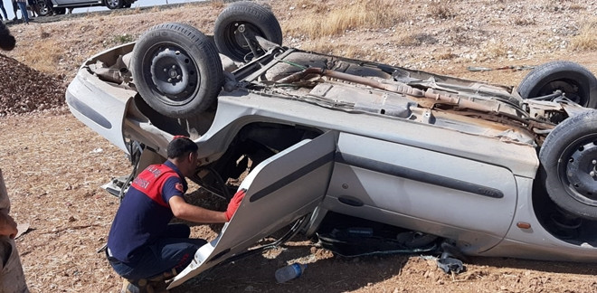 Akçakale'de 3 kişi takla atan otomobilde sıkıştı