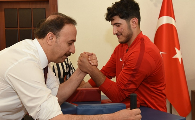 Vali Erin Cumhurbaşkanı Erdoğan adına bilek güreşi tuttu