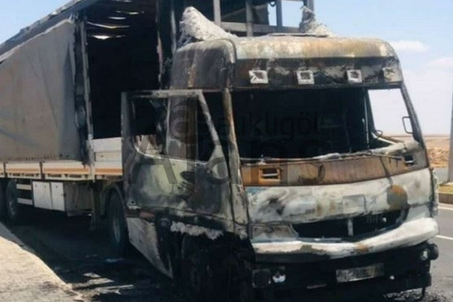 Şanlıurfa’da park halinde alev alan TIR küle döndü