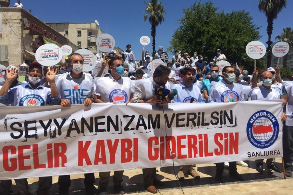 Urfa'da zamları yetersiz bulan memurlardan halaylı tepki