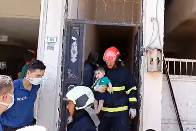 Yangında mahsur kalan çocuklar kurtarıldı