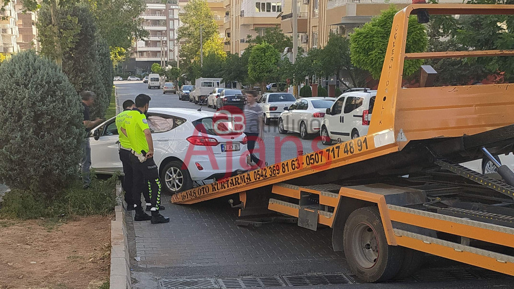 Karaköprü'de trafik kazası: Araç refüje çıktı