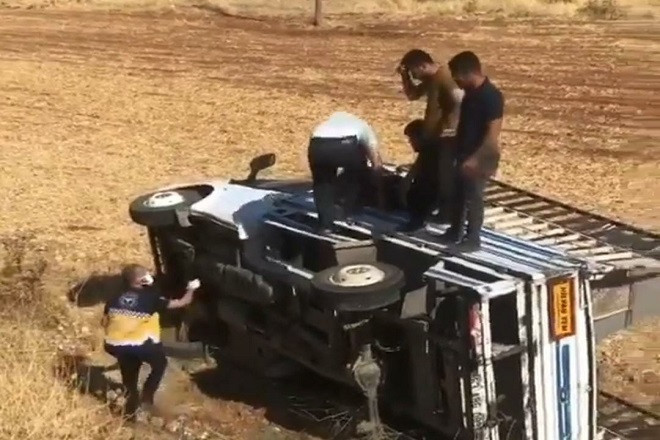 Şanlıurfa’da kaza: Kamyonet tarlaya uçtu